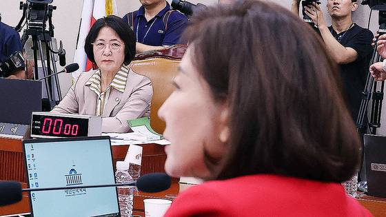 지난 4일 국회에서 열린 법제사법위원회 전체회의에서 추미애 위원장(왼쪽)이 더불어민주당 의원들과 언쟁하는 국민의힘 나경원 의원을 지켜보고 있다. 임현동 기자