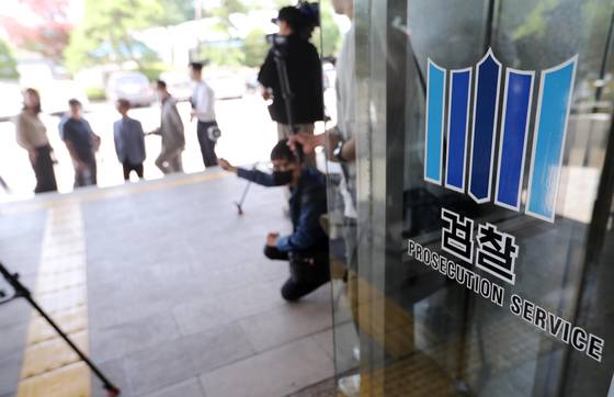 20년 전 강원 영월에서 발생한 이른바 '영월 농민회 간사 피살사건'의 피의자 A씨가 지난해 6월 28일 영장실질심사에 앞서 춘천지검 영월지청 현관에서 취재진을 향해 입장을 밝히고 있다.[연합뉴스]