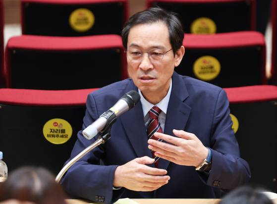 우상호 정무수석이 21일 서울 용산구 대통령실 청사에서 열린 기자간담회에서 취재진의 질의에 답하고 있다. 뉴스1