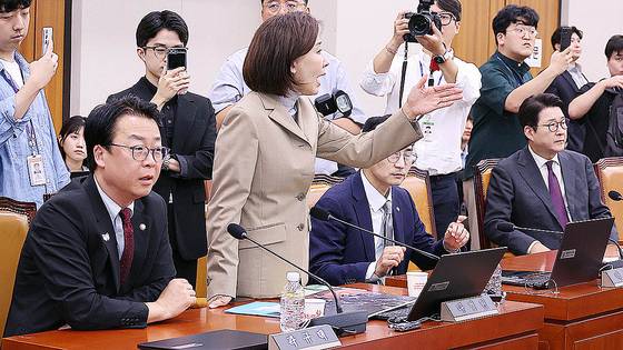 나경원 국민의힘 의원(왼쪽 둘째)이 16일 국회에서 열린 법제사법위원회 전체회의에서 여당의원들과 언쟁을 하고 있다. 임현동 기자