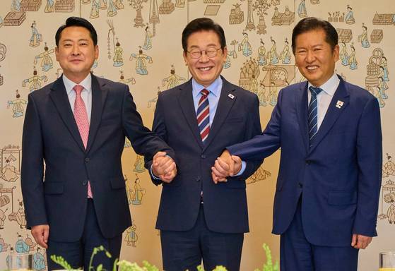 이재명 대통령이 8일 서울 용산 대통령실 청사에서 열린 여야 지도부 오찬 회동에서 정청래 더불어민주당 대표, 장동혁 국민의힘 대표와 기념촬영을 하고 있다. 대통령실 제공