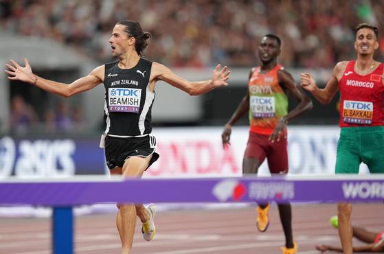 뉴질랜드 육상선수 조디 비미시가 15일 일본 도쿄에서 열린 2025 세계육상선수권대회 남자 3000m 장애물 결승에서 결승선을 통과하고 있다. 신화=연합뉴스