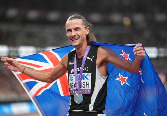 뉴질랜드 육상선수 조디 비미시가 15일 일본 도쿄에서 열린 2025 세계육상선수권대회 남자 3000m 장애물 결승전을 마친 뒤 기뻐하고 있다. 신화=연합뉴스