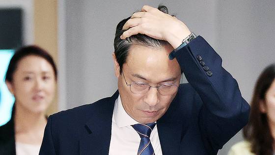 우상호 대통령실 정무수석이 지난 1일 서울 여의도 국회 의원회관에서 열린 정무위 당정협의회 회의실로 향하고 있다. 연합뉴스