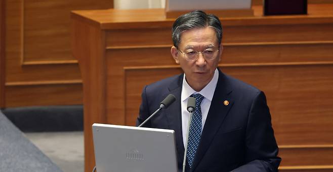 정성호 법무부장관이 15일 오후 서울 여의도 국회에서 열린 제429회 국회(정기회) 제5차 본회의에서 대정부 질문에 답하고 있다. /뉴시스