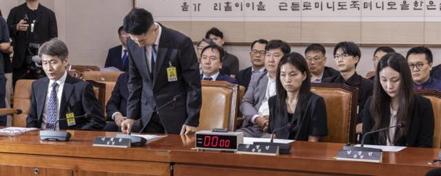 ▲ 지난 5일 국회에서 열린 법제사법위원회 법안심사1소위원회에서 열린 검찰 개혁 입법청문회에서 서울 남부지검에서 건진 전성배씨 관련한 수사를 담당했던 검사들과 압수수색 증거품인 ‘관봉권’을 관리했던 검찰 수사관들이 출석해 인사하고 있다. (왼쪽부터) 박건욱 대구지검 인권보호관(전 서울남부지검 부장검사), 이희동 부산고검 검사(전 서울남부지검 1차장 검사), 김정민·남경민 서울남부지검 수사관.  연합뉴스