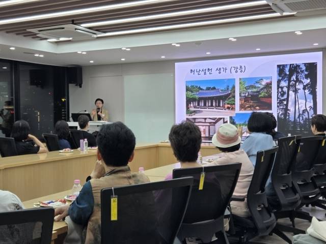 ▲ 재경강릉여고동문회(회장 심현숙)가 주최하는 제3회 목련포럼이 지난 15일 배화여대에서 강릉 출신 박영순 건축사의 초청 특강으로 열렸다. 김여진 기자