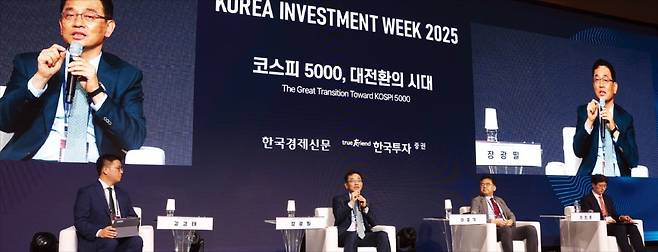 < 조선 3사 ‘美 진출 전략’은 > 15일 서울 여의도 콘래드호텔에서 개막한 ‘코리아 인베스트먼트 위크(KIW) 2025’ 트랙A 세션에서 강경태 한국투자증권 연구원(왼쪽부터), 장광필 HD한국조선해양 미래기술연구원 부사장, 이호기 삼성중공업 친환경연구센터 상무, 최정훈 한화오션 특수선기획담당 상무가 조선업을 주제로 특별 좌담을 하고 있다.  이솔 기자
