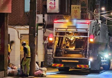 서울 중구의 한 골목에서 인부들이 주말동안 쌓인 생활쓰레기를 수거하고 있다. /권용훈 기자