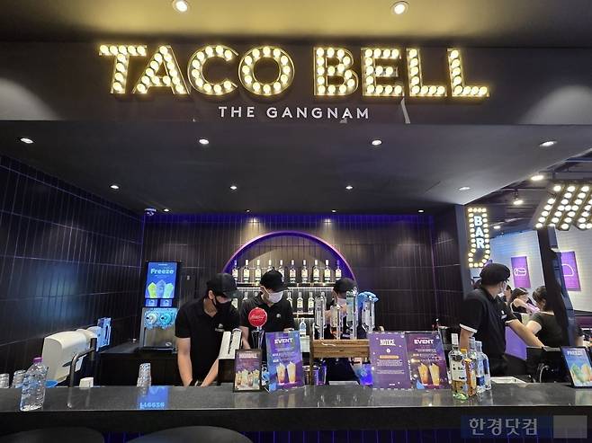 서울 강남구에 위치한 '타코벨 더강남' 매장 내부에 마련된 주류 취급 공간./사진=박수림 기자