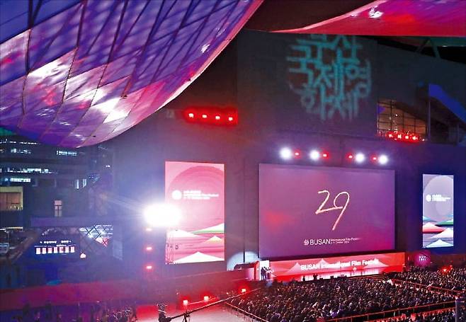 지난해 페스티벌 시월 기간에 열린 제29회 부산국제영화제 개막식. 올해 부산시는 부산국제영화제를 비롯해 더 많은 축제를 페스티벌 시월 기간에 운영할 방침이다. /한경 DB