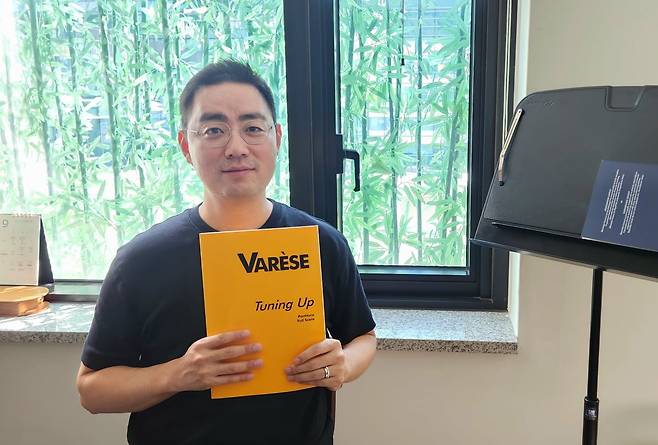 서울 마포구 연세대 음악대학에 있는 자신의 연구실에서 지휘자 최수열이 에드가 바레즈의 곡 '튜닝 업'을 소개하고 있다. 이주현 기자