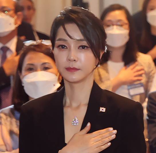 2022년 6월 29일(현지시간) 스페인 마드리드 만다린 오리엔탈 리츠호텔에서 열린 동포 만찬간담회에서 국민의례를 하는 김건희 여사가 반클리프 목걸이를 착용하고 있다. 연합뉴스