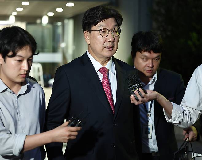 윤석열 정부와 통일교 간 ‘정교 유착’의 발단으로 지목된 국민의힘 권성동 의원이 16일 서울 서초구 서울중앙지법에서 열린 구속 전 피의자 심문(영장실질심사)을 마친 뒤 대기 장소인 서울구치소로 향하고 있다. 연합뉴스