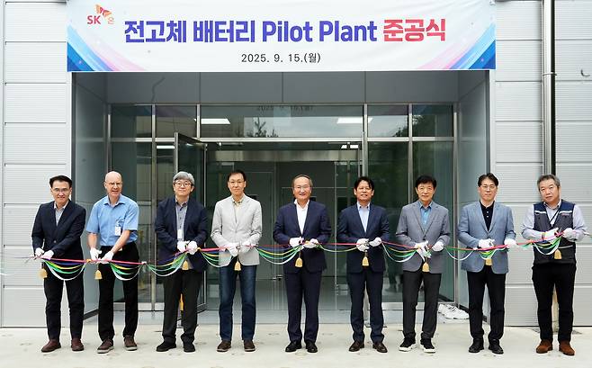 SK On President and CEO Lee Seok-hee (center) and other company executives attend the ribbon cutting ceremony to celebrate the pilot plant completion for all-solid-state batteries at SK On Future Technology Institute in Daejeon on Monday. (SK On)