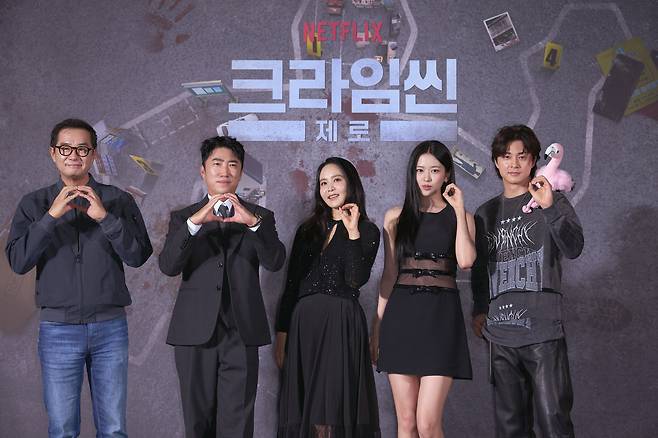 The cast of Netflix's crime-solving reality show ″Crime Scene Zero″ pose for photos during the show's press conference held at Ramada by Wyndham Seoul Sindorim in Guro, western Seoul, on Sept. 16. From left are film director Jang Jin, comedian Jang Dong-min, announcer Park Ji-yoon, IVE’s An Yu-jin and actor Kim Ji-hoon. [NETFLIX]