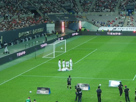 Park Ji-sung watches his free kick sail wide. [THOMAS MCCARTHY]