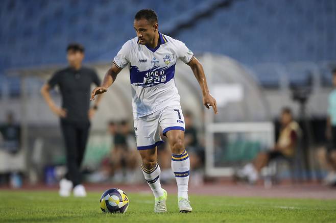 충남아산 데니손. 한국프로축구연맹 제공