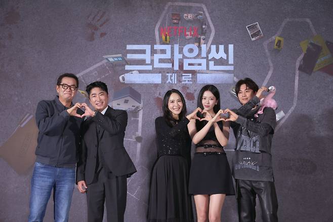 장진, 장동민, 박지윤, 안유진, 김지훈(왼쪽부터)이 16일 오후 서울 신도림동 라마다 호텔에서 열린 넷플릭스 예능 ‘크라임씬 제로’ 제작발표회에 참석해 포즈를 취하고 있다. 넷플릭스 제공