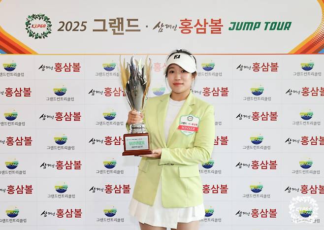 ‘노보기 플레이’를 펼친 정윤경이 생애 첫 정상에 올랐다. KLPGA 제공