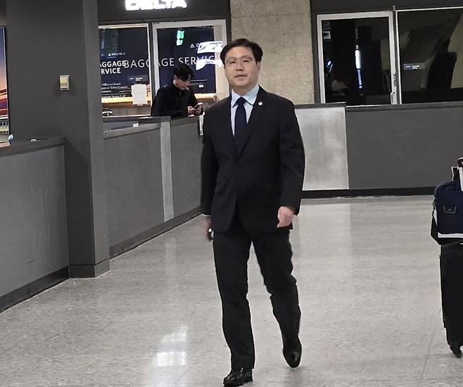 여한구 산업통상자원부 통상교섭본부장이 15일(현지시간) 미국 워싱턴DC 인근 덜레스 공항으로 입국하고 있다. 임성수 특파원