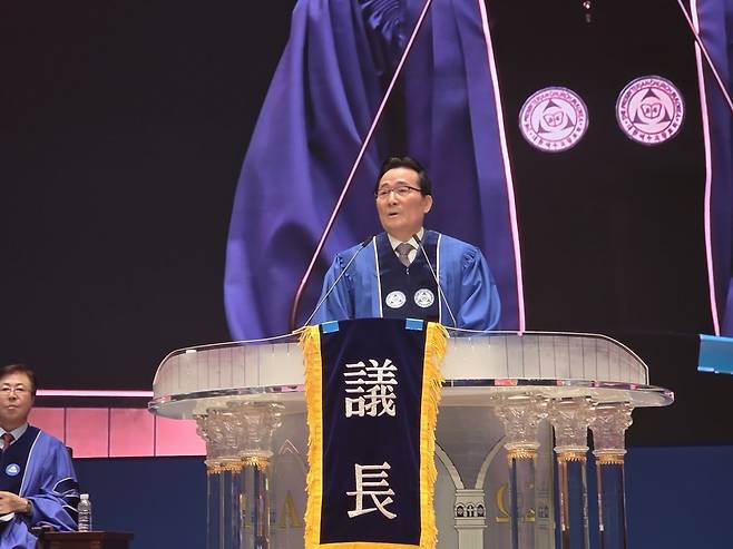 대한예수교장로회(예장) 백석총회 제48회기 신임 총회장으로 선출된 김동기 목사가 16일 정기총회에서 취임사를 하고 있다.