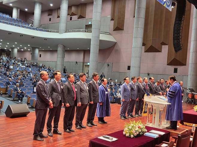 김동기 신임 총회장(왼쪽 네 번째)을 비롯한 대한예수교장로회(예장) 백석총회 제48회기 신임원들이 16일 충남 천안 백석대학교회에서 열린 정기총회에서 서약하고 있다.