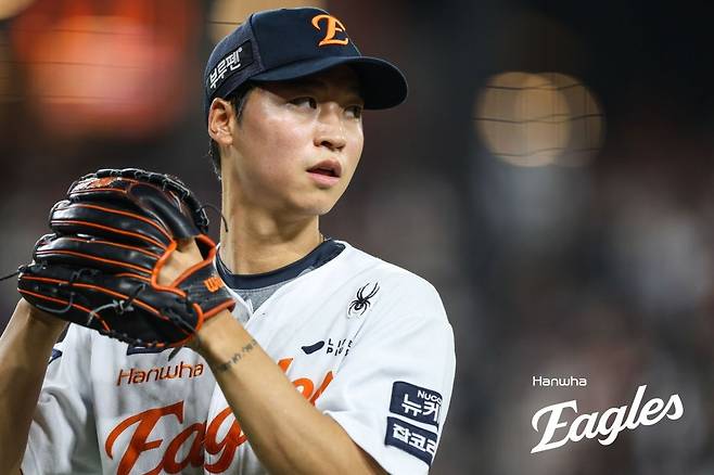 엄상백(한화 이글스)이 지난 15일 대전 한화생명볼파크에서 열린 2025 KBO리그 키움 히어로즈와의 맞대결에서 등판해 공을 쥐고 있다. 그는 이날 무실점 투구로 시즌 첫 홀드를 수확했다. 한화 제공