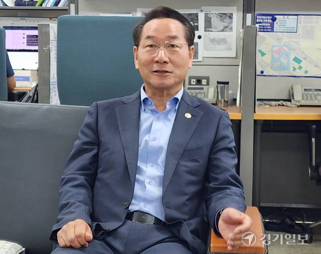 유정복 인천시장이 16일 인천시청 기자실에서 기자들과 만나 최근 벌어진 경찰의 인천시청 압수수색과 정치권의 비상계엄 당시 시청사 폐쇄 주장에 대해 입장을 밝히고 있다. 이병기기자