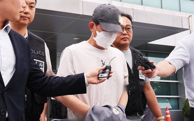 지난 11일 인천에서 틱토커인 20대 여성 B씨를 폭행하고 살해해 살인 및 사체유기 혐의로 구속영장이 청구된 A씨가 16일 구속 전 피의자 심문(영장실질심사)에 출석하기 위해 경기도 용인동부경찰서에서 나오고 있다. 연합뉴스