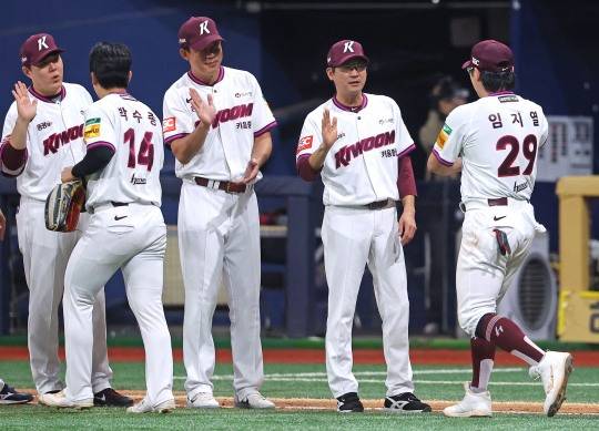 선수들 격려하는 설종진 감독대행. 사진[연합뉴스]
