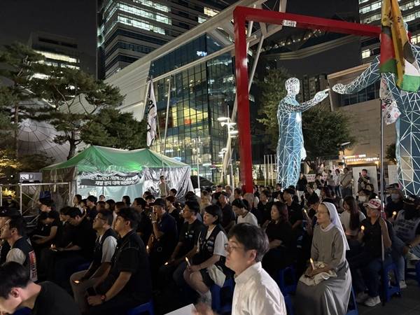 ▲고 오요안나 MBC 보도국 기상캐스터가 세상을 떠난 지 1년이 된15일 오후 7시 서올 마포구 상암동 MBC 사옥 앞이자 고인 어머니의 단식 농성장 앞에서 진행된 추모문화제 현장. 사진=윤유경 기자.