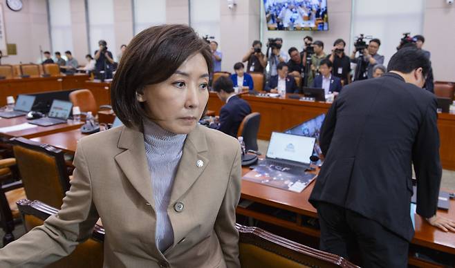 나경원 국민의힘 의원이 16일 국회에서 열린 법제사법위원회 전체회의에서 본인의 간사 선임에 대한 안건이 추미애 위원장에 의해 무기명 표결로 결정되자 국민의힘 의원들과 이에 항의하며 퇴장하고 있다. [사진 출처 = 연합뉴스]