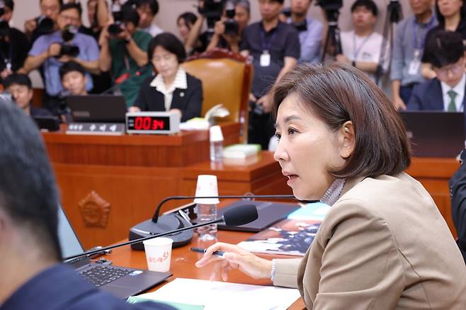 16일 서울 여의도 국회에서 열린 법제사법위원회 전체회의에서 최혁진 무소속 의원 발언에 나경원 국민의힘 의원이 항의하고 있다. [사진 출처 = 연합뉴스]