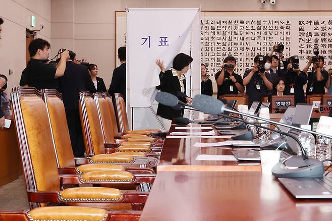 더불어민주당 소속 추미애 국회 법제사법위원장이 16일 국회 법사위 전체회의에서 표결에 부쳐진 나경원 국민의힘 의원의 간사 선임 안건에 대해 투표하고 있다. [사진 출처 = 연합뉴스]