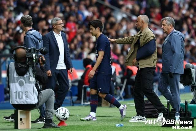 이강인에게는 안타까운 순간이다. 그는 루이스 엔리케의 PSG에서 주전 경쟁에 밀렸다. 그러나 지난 랑스전에는 오랜만에 선발 출전, 좋은 모습을 보여줬다. 이때 들려온 부상 소식은 대단히 뼈아프다. 국가대표팀 훈련 도중 다친 발목에 통증이 재발한 건 아쉬운 일이다. 사진=AFPBBNews=News1