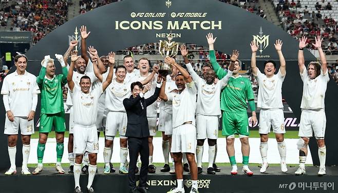 (서울=뉴스1) 김도우 기자 = 14일 오후 서울 마포구 서울월드컵경기장에서 열린 '2025 넥슨 아이콘매치' FC 스피어와 실드 유나이티드의 경기, 실드 유나이티드 선수들이 2대1 승리 후 트로피를 들고 기뻐하고 있다. 2025.9.14/뉴스1  Copyright (C) 뉴스1. All rights reserved. 무단 전재 및 재배포,  AI학습 이용 금지. /사진=(서울=뉴스1) 김도우 기자