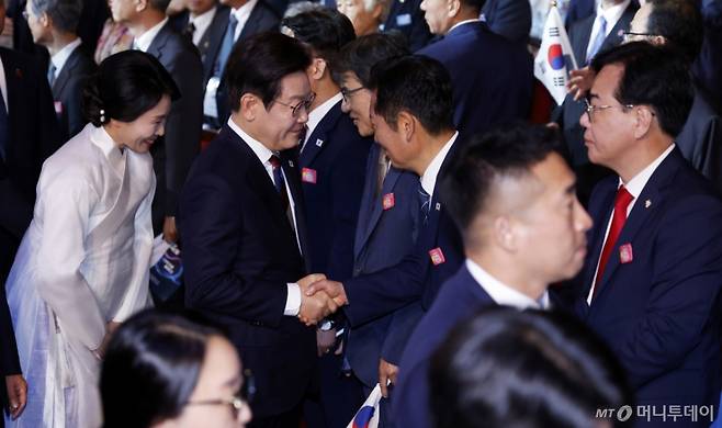 [서울=뉴시스] 최동준 기자 = 이재명 대통령이 15일 서울 종로구 세종문화회관에서 열린 제80주년 광복절 경축식을 마치고 정청래 더불어민주당 대표와 악수하고 있다. 2025.08.15. photocdj@newsis.com /사진=최동준