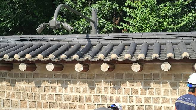 지난 15일 훼손된 세계문화유산 종묘의 담벼락을 복구 완료한 모습. /사진 = 국가유산청 제공