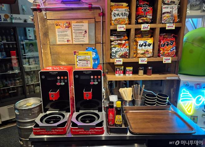 일본 도쿄 나카메구로에 있는 주점 ‘이요산 서울’. 한국 포장마차 콘셉트로 꾸며진 매장에선 즉석 라면 조리기로 농심의 라면을 먹을 수 있다./사진=유예림 기자