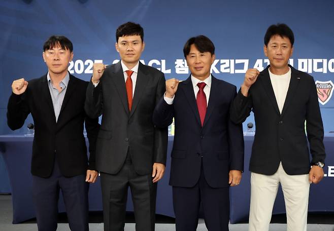 울산과 강원, 서울이 아시아축구연맹(AFC) 챔피언스리그 우승을 향한 첫 걸음을 앞두고 있다. 사진은 지난 4일 아시아축구연맹(AFC)가 주관하는 국제대회 출전을 앞두고 출사표를 던지는 신태용 울산 감독, 정경호 강원 감독, 김기동 서울 감독, 박태하 포항 감독의 모습(왼쪽부터). /사진=뉴시스