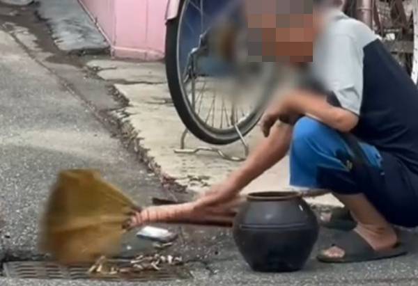 군산 한 도심 하수구에 담배꽁초를 버리는 노인의 모습이 포착돼 논란이다. 사진은 하수구에 담배꽁초를 버리는 노인의 모습. /사진=보배드림 캡처