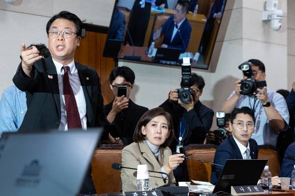 국회 법제사법위원회에서 나경원 국민의힘 의원의 야당 간사 선임 문제를 두고 여야가 강하게 충돌했다. 사진은 16일 서울 여의도 국회에서 열린 제429회국회(정기회) 법제사법위원회 제4차 전체회의에서 곽규택 의원을 비롯한 국민의힘 법사위원들이 간사 선임의 건과 관련해 항의하는 모습. /사진=뉴스1