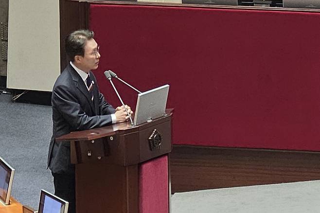 김민석 국무총리가 미국에 대한 3500억달러(한화 약 488조원) 규모 투자와 관련해 "국민에게 재정적 부담을 지울 수 있는 사안이라면 국회의 동의가 필요할 수 있다"는 입장을 밝혔다. 사진은 16일 국회 대정부질의에서 답변하는 김 총리의 모습./사진=김성아 기자