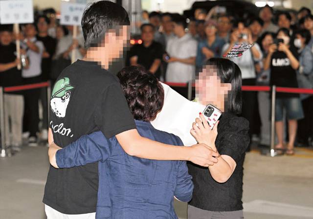 12일 전세기를 타고 한국으로 돌아온 조지아주 공장의 한 한국인 직원이 인천공항 제2여객터미널에서 마중 나온 가족을 만나 포옹하고 있다. 연합뉴스