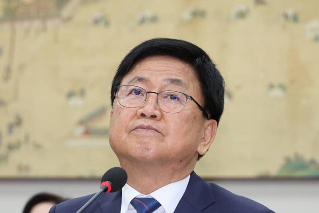 최교진 부총리 겸 교육부 장관 후보자가 2일 국회 교육위원회에서 열린 인사청문회에서 친북 성향 논란 관련 질의에 답변하던 중 잠시 생각에 잠겨 있다. 연합뉴스