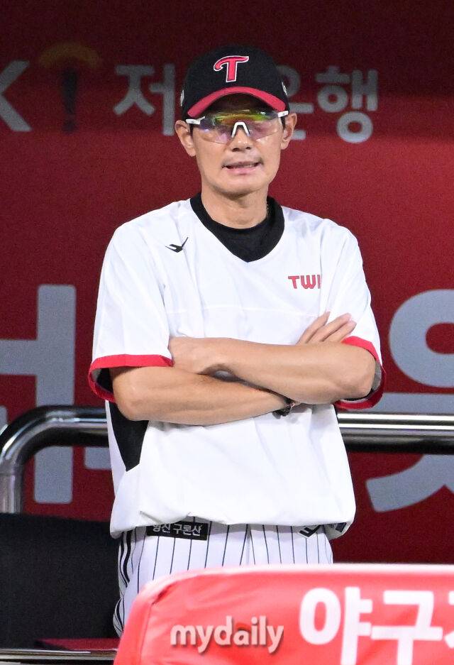 2025년 9월 4일 오후 경기도 수원KT위즈파크에서 열린 '2025 신한 SOL뱅크 KBO 리그' LG 트윈스와 KT 위즈의 경기. LG 염경엽 감독이 지켜보고 있다./마이데일리
