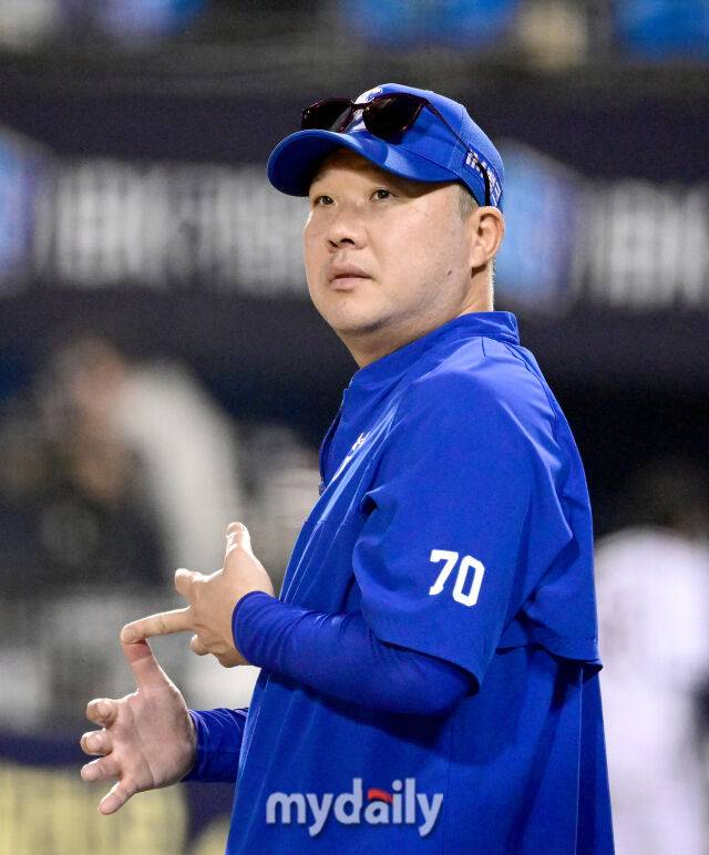 2025년 8월 27일 오후 서울 잠실구장에서 열린 '2025 신한 SOL뱅크 KBO 리그' 삼성 라이온즈와 두산 베어스의 경기. 삼성 박진만 감독이 14-1로 승리한 뒤 기뻐하고 있다./마이데일리