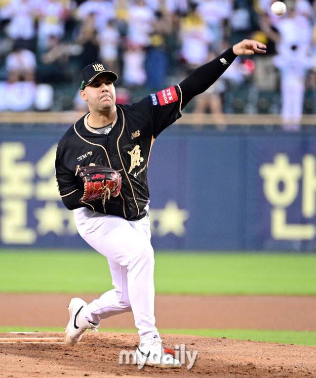 2025년 9월 11일 오후 서울 잠실구장에서 열린 '2025 신한 SOL뱅크 KBO 리그' KT 위즈와 LG 트윈스의 경기. KT 선발투수 헤이수스가 역투하고 있다./마이데일리