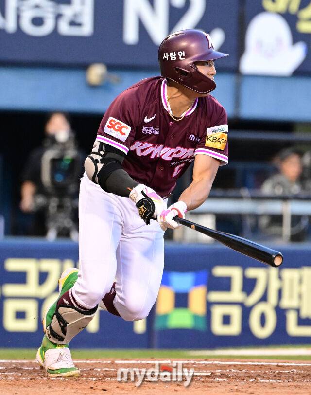 2025년 8월 30일 오후 서울 잠실구장에서 열린 '2025 신한 SOL뱅크 KBO 리그' 키움 히어로즈와 LG 트윈스의 경기. 키움 송성문이 3회초 2사 2루서 2루수 땅볼을 치고 있다./마이데일리